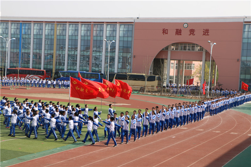 东营市东营区第一中学-头正肩平胸挺腰直是学校对学生的形象要求。走路，走直线，大摆臂，神采奕奕.jpg